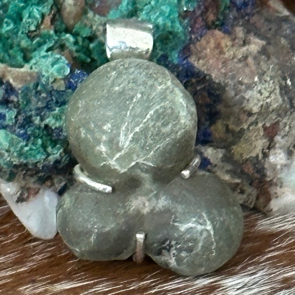 Moldevite cluster sterling silver pendant - Picture 3 of 4